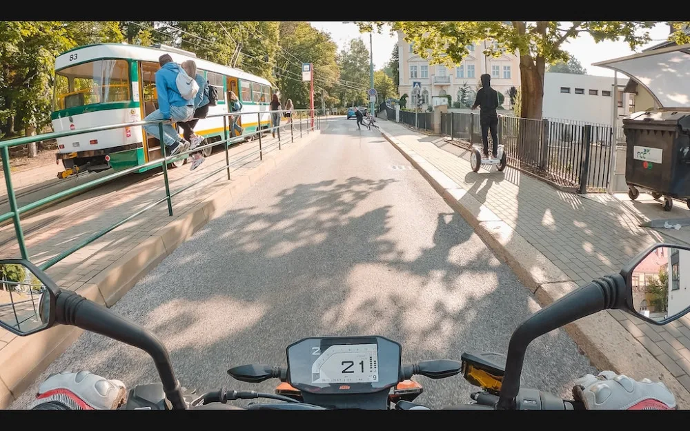 Vznikají nové video pomůcky a animace sloužící pro odhalování rizik při jízdě na motocyklu v silničním provozu