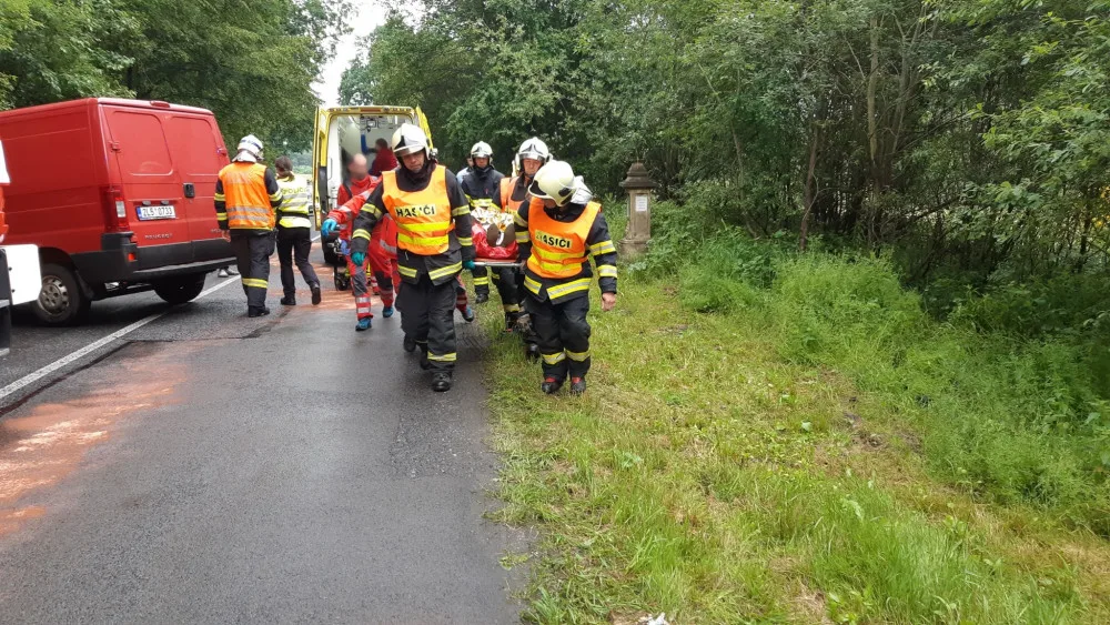 Čelní srážka dodávky s autem. Čtyři zranění, řidičku transportoval do nemocnice vrtulník