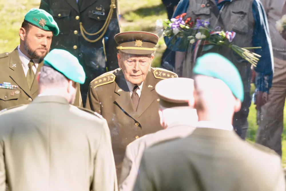 Uctít památku obětí a vzpomenout neopomněl byl sedmadevadesátiletý válečný veterán, plk. Josef Haisler