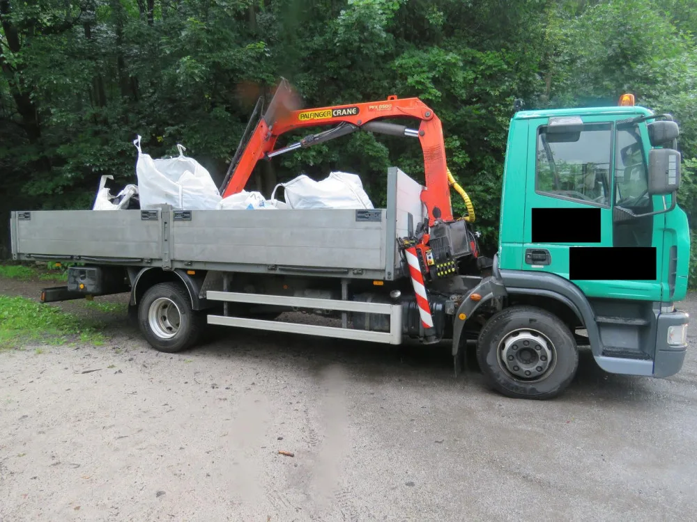 Náklaďák se nevešel pod železniční most. Škoda přesahuje 400 tisíc korun