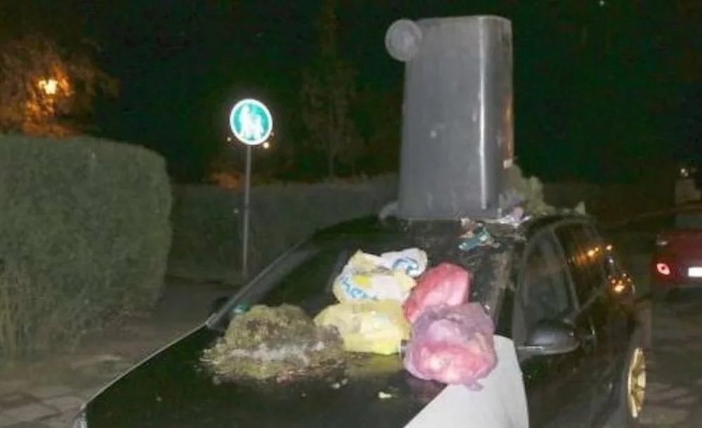 Poničené auto.