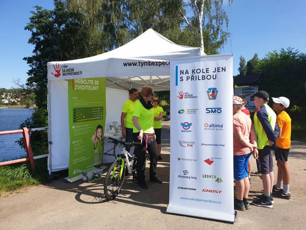 Projekt Na kole jen s přilbou zavítal na jabloneckou cyklostezku