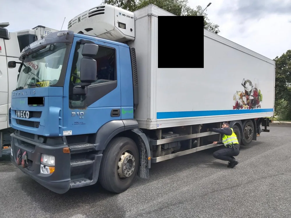 Policisté se zaměřili na kontrolu náklaďáků a autobusů. Řidiči překračovali rychlost i vozidla byla ve špatném stavu