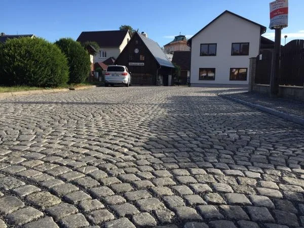 Asfalt mezi Hrnčířským náměstím a betlémem nahradily kostky