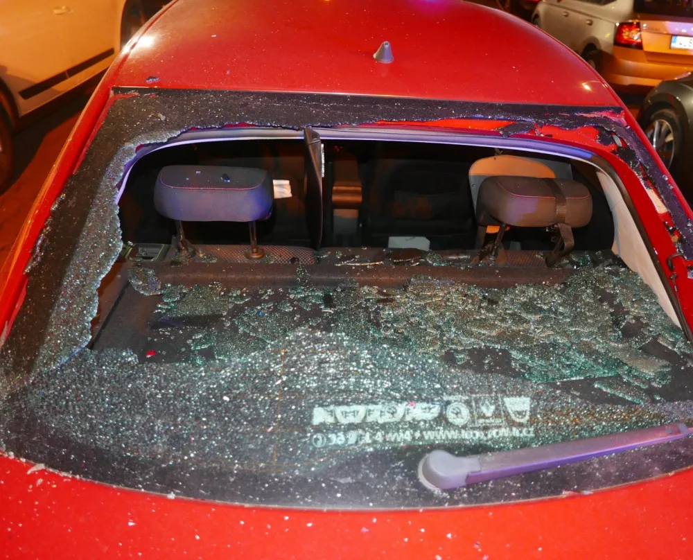 Pod vlivem drog, alkoholu a se zákazem řízení ujížděl před policií. Stihl poškodit sedm aut