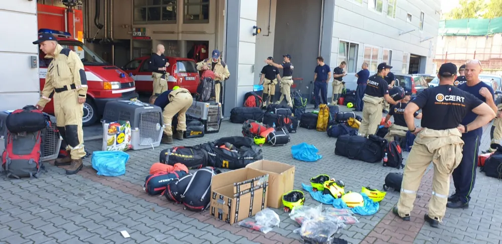 KYNOLOGOVÉ V BEJRÚTU: Na sbalení věcí měli jen pár hodin. Psi museli po horké zemi chodit v botičkách