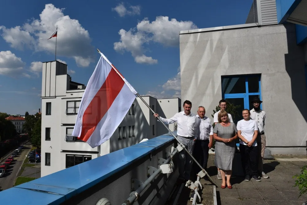 Na Krajském úřadě visí vlajka Běloruska jako symbol úcty k obětem nedávných událostí