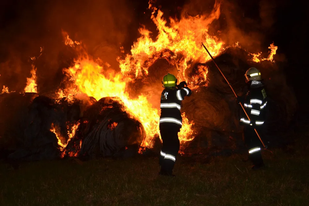 V noci zasahovali hasiči ve Vraťáku u požáru slámy