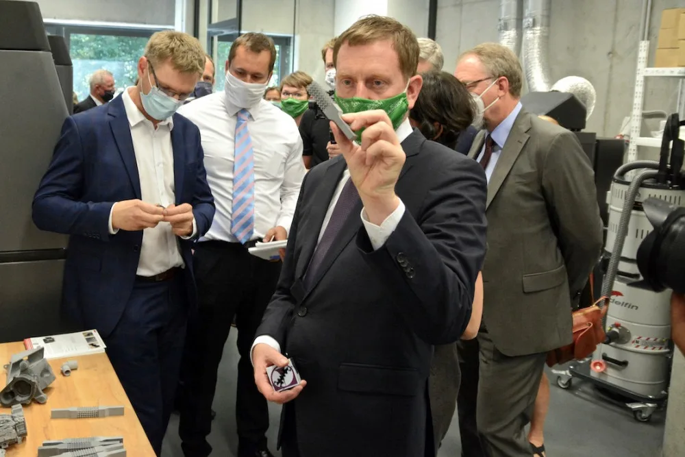 Oba politici si prohlédli laboratoře TUL