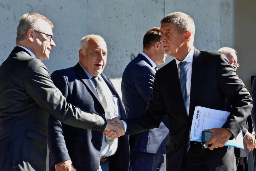 Premiér Babiš po příjezdu nauniverzitu