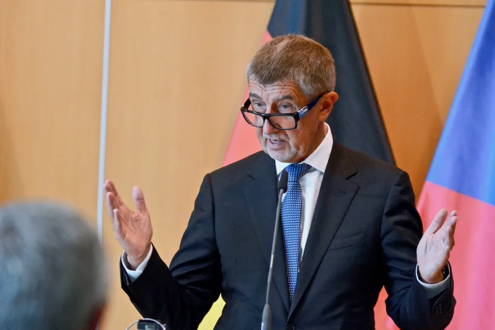 Premiér Babiš na briefingu v knihovně.