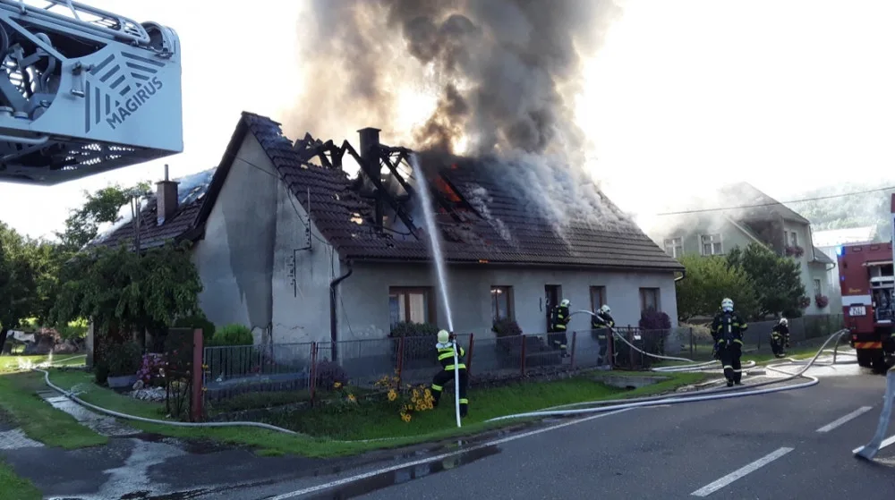 Hasiči zasahují u požáru rodinného domu v Hodkovicích