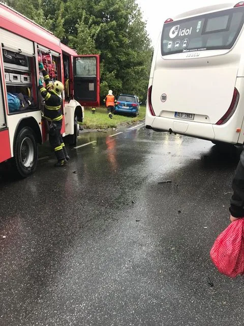 Srážka autobusu s autem na Kunratické. Na místě jsou zranění, silnice je uzavřená