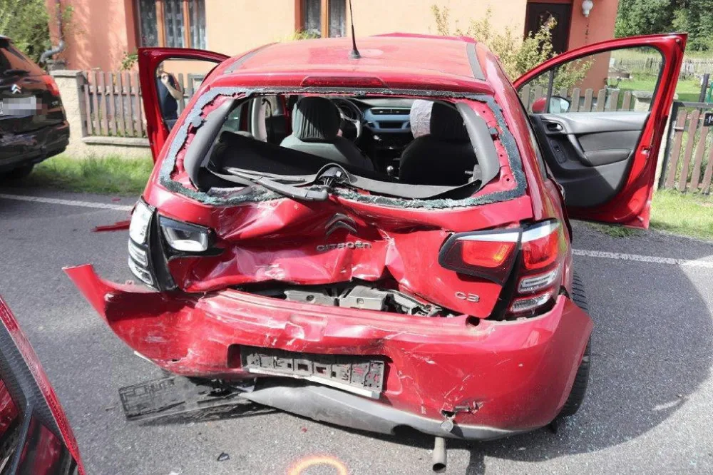 Nebyla připoutaná a dostala pokutu, po chvíli ženě pás při nehodě zachránil život