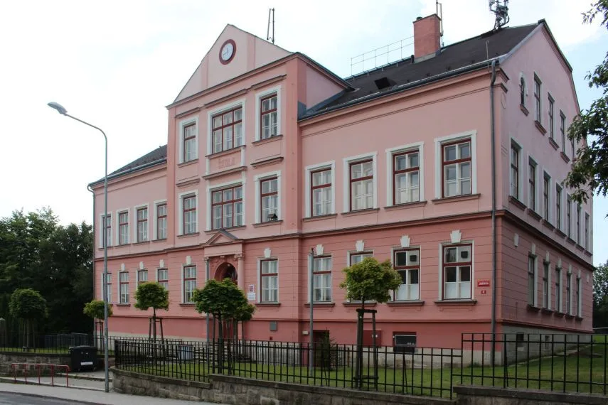 Do školy nemohou prvňáčci z Vrkoslavic