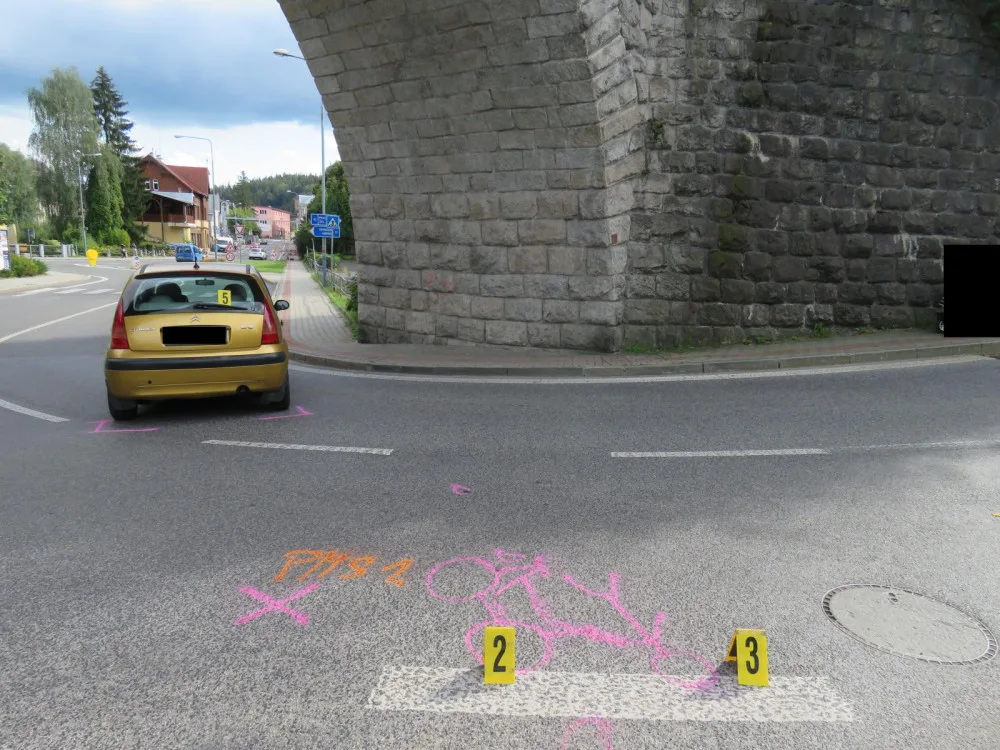 Srážka auta s cyklistou. Řidička na stopce nedala přednost