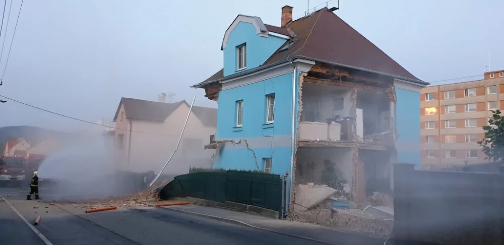 Na Františkově se zřítila část rodinného domu, objekt je podle hasičů velmi nestabilní