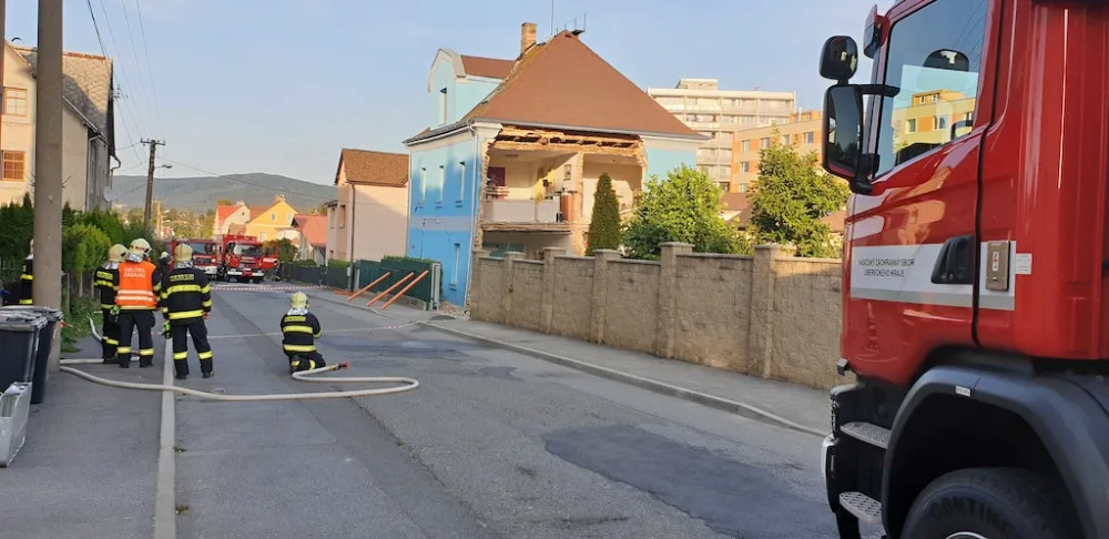 Na Františkově se zřítila část rodinného domu, v noci proběhla řízená demolice