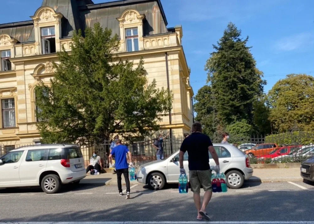 Lidé museli na test čekat několik hodin na ulici.