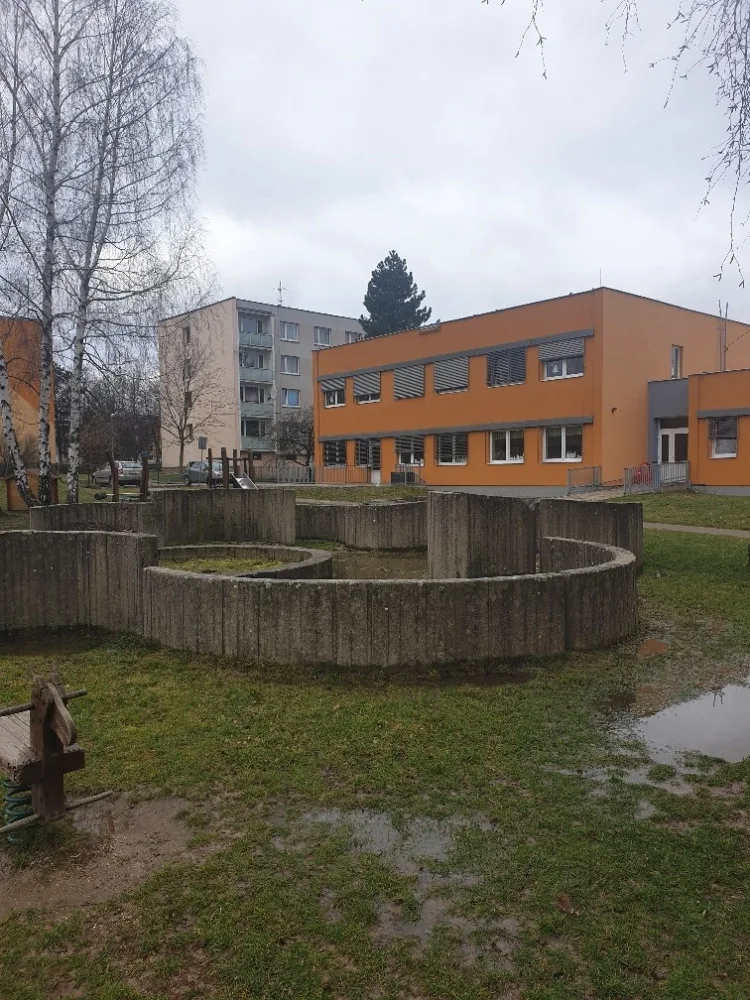 Odstraněné Bludiště se mělo podle bývalého vedení školky opravit, současné o tom ale nemá tušení