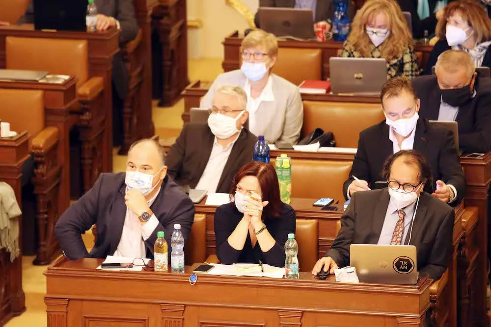 FOTO: Vláda schválila nouzový stav