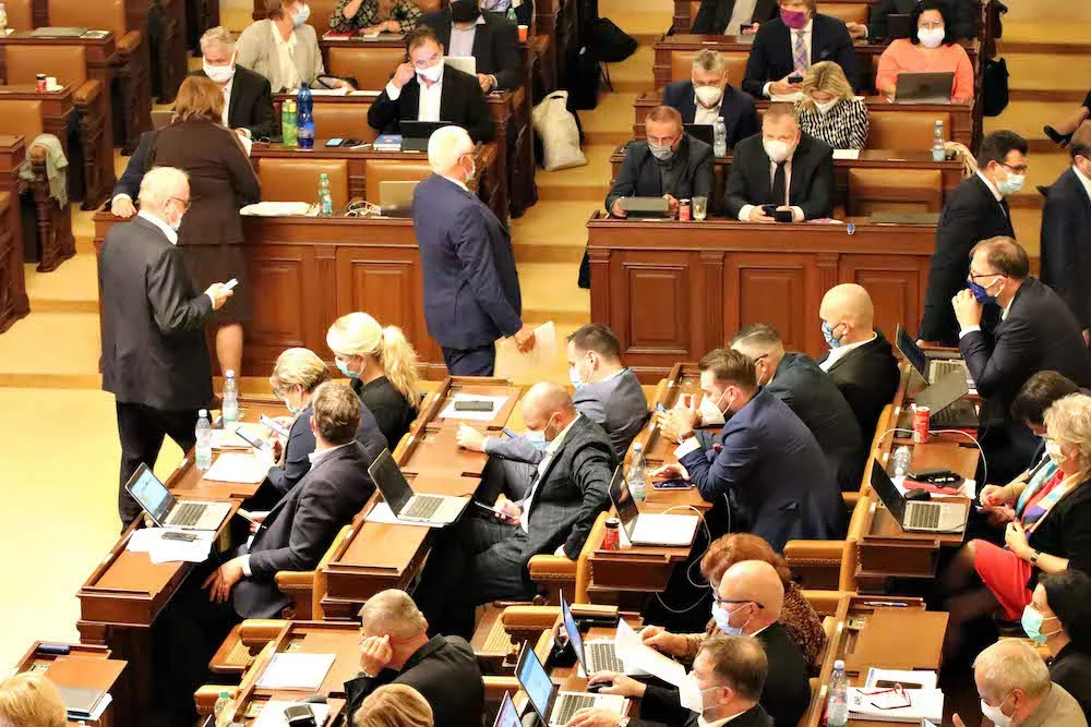 FOTO: Vláda schválila nouzový stav