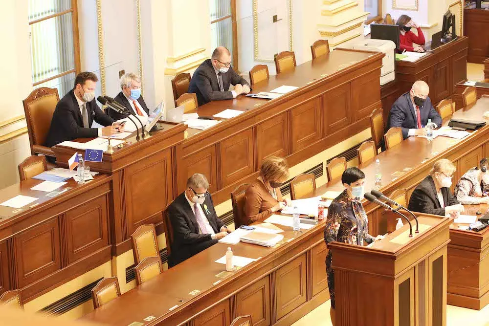 FOTO: Vláda schválila nouzový stav