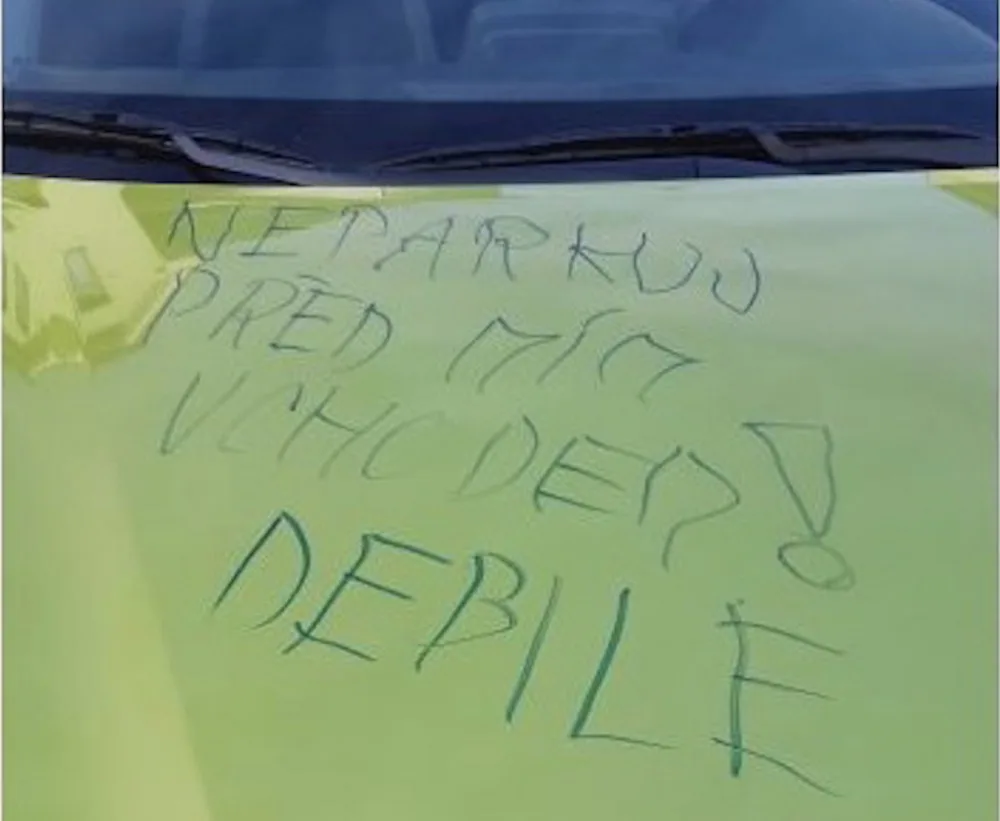 Řidičce někdo popsal auto vulgárním vzkazem. Na půl hodiny zaparkovala před vchodem