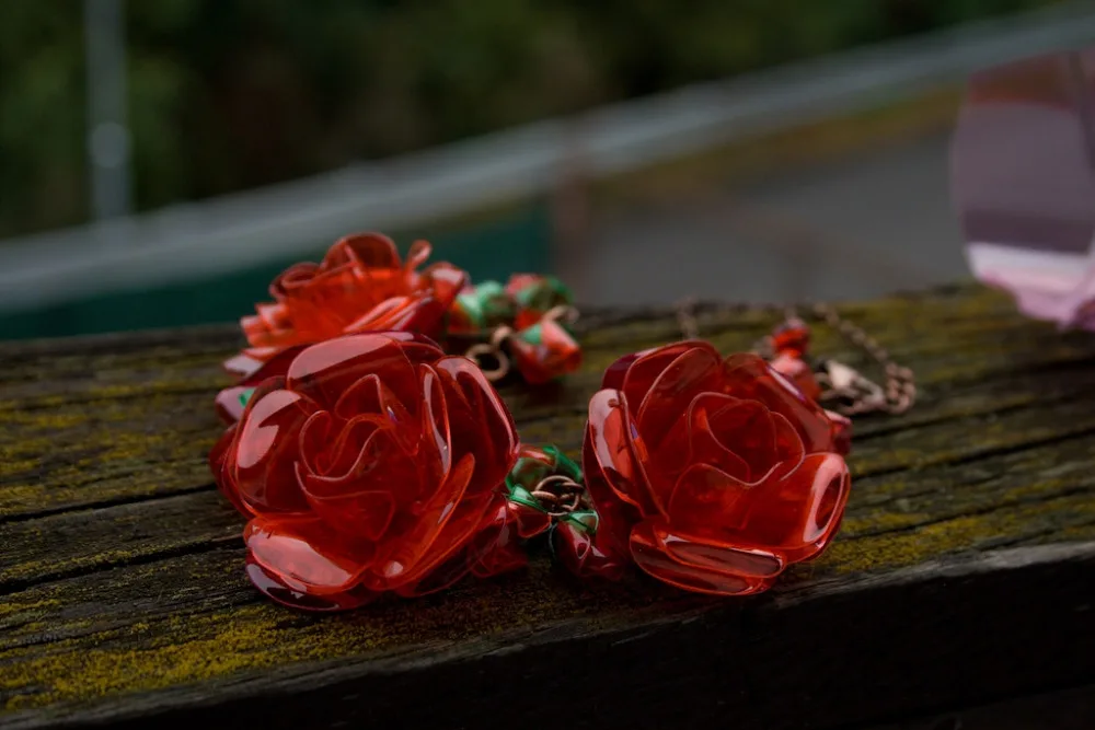 (NE)OBYČEJNÍ: Recyklace trochu jinak. Liberecká umělkyně vyrábí šperky z PET lahví