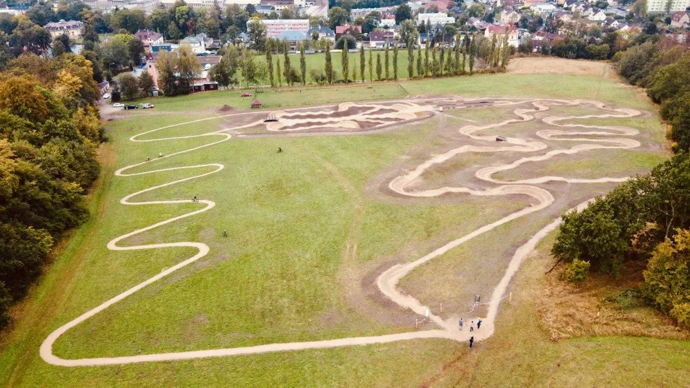 Ve Vraťáku se otevřel nový pumptrack. Pomáhal ho tvořit i mistr světa Tomáš Slavíík