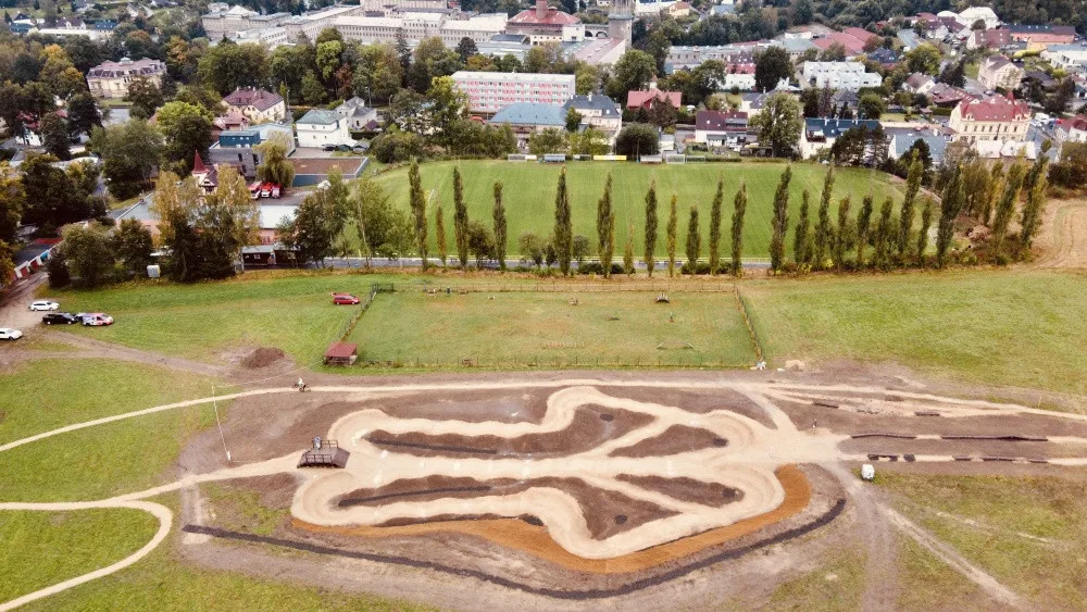 Ve Vraťáku se otevřel nový pumptrack. Pomáhal ho tvořit i mistr světa Tomáš Slavíík