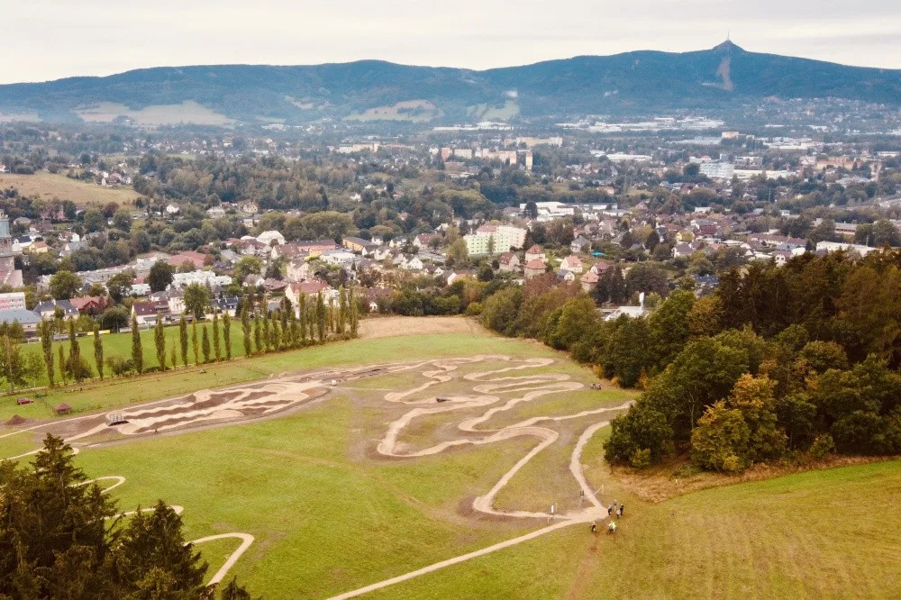 Ve Vraťáku se otevřel nový pumptrack. Pomáhal ho tvořit i mistr světa Tomáš Slavíík
