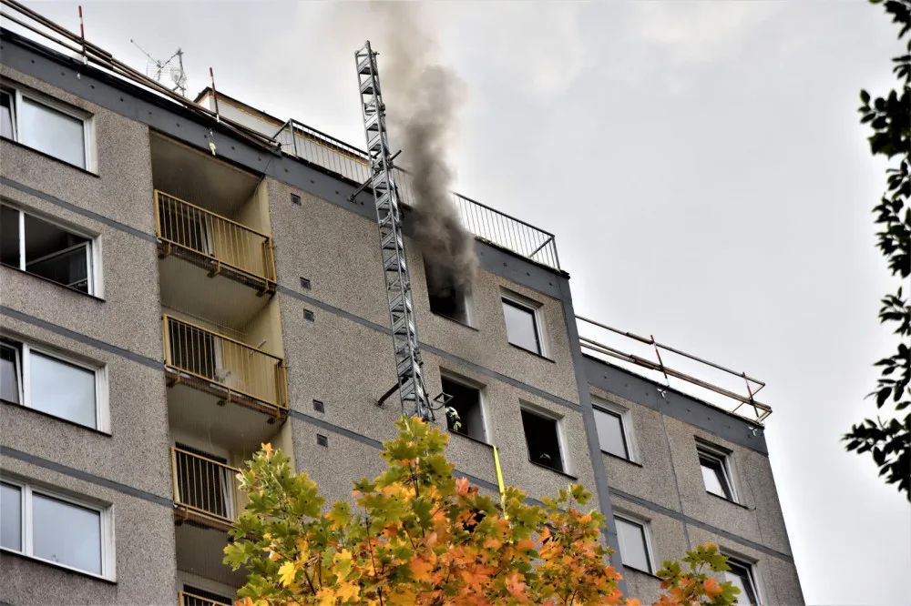 Hasiči z paneláku evakuovali skoro čtyřicet lidí. Hořela elektroinstalace