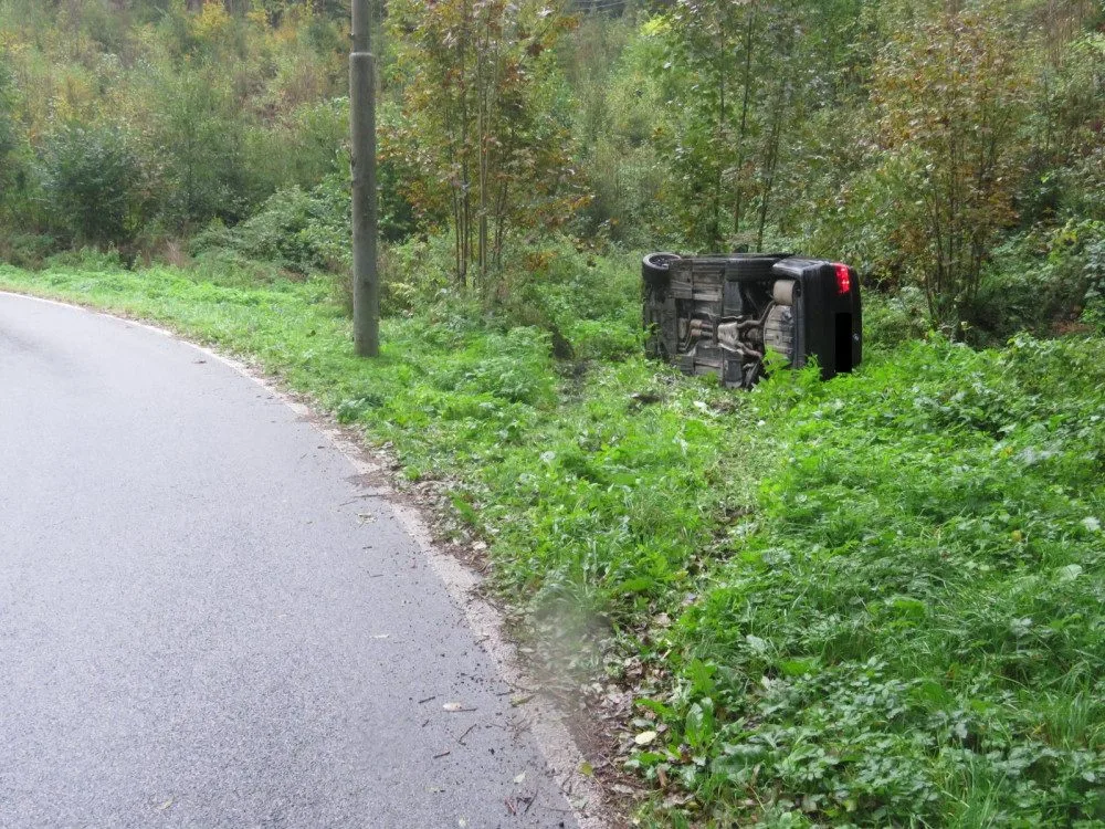 Auto skončilo mimo silnici