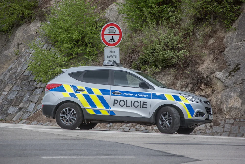 Řidič kabrioletu vybrzdil cyklistu, ten spadl do příkopu a zranil se