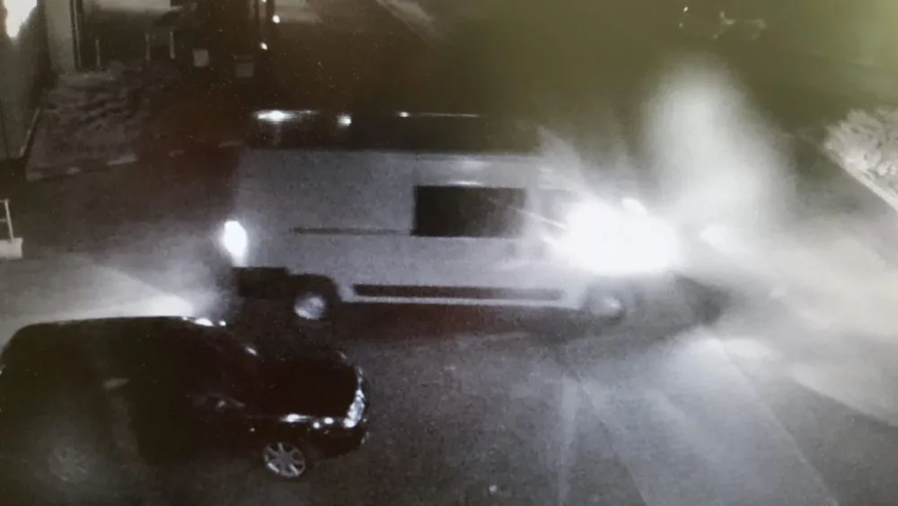 V Mníšku našli tělo muže. Policisté hledají řidiče bílé dodávky