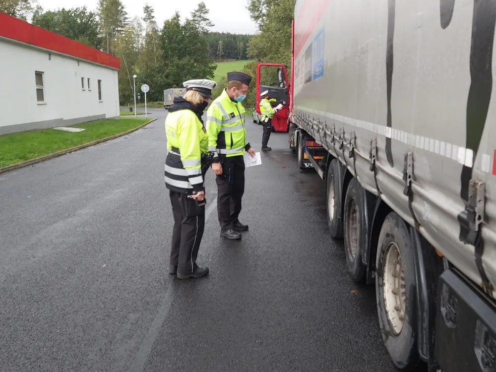 Policisté při kontrolách náklaďáků odhalili nedodržování přestávek i špatný stav vozidel