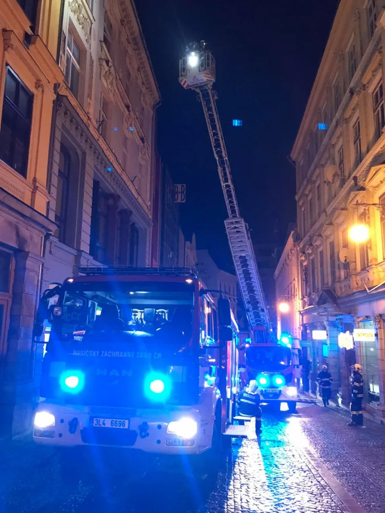 V Pražské v noci hořelo. Oheň v bytě uvěznil dva lidi