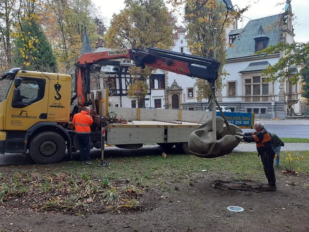 Socha „Po válce“ už se usídlila na novém místě v parku Clam-Gallasů