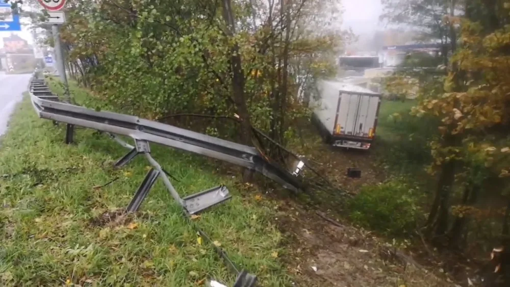 Na průtahu Libercem havaroval kamion, skončil za svodidly