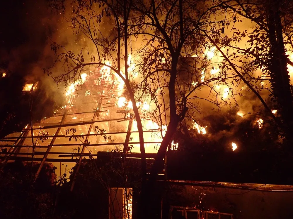 V Tanvaldě vzplála chalupa, na místo muselo šest jednotek hasičů
