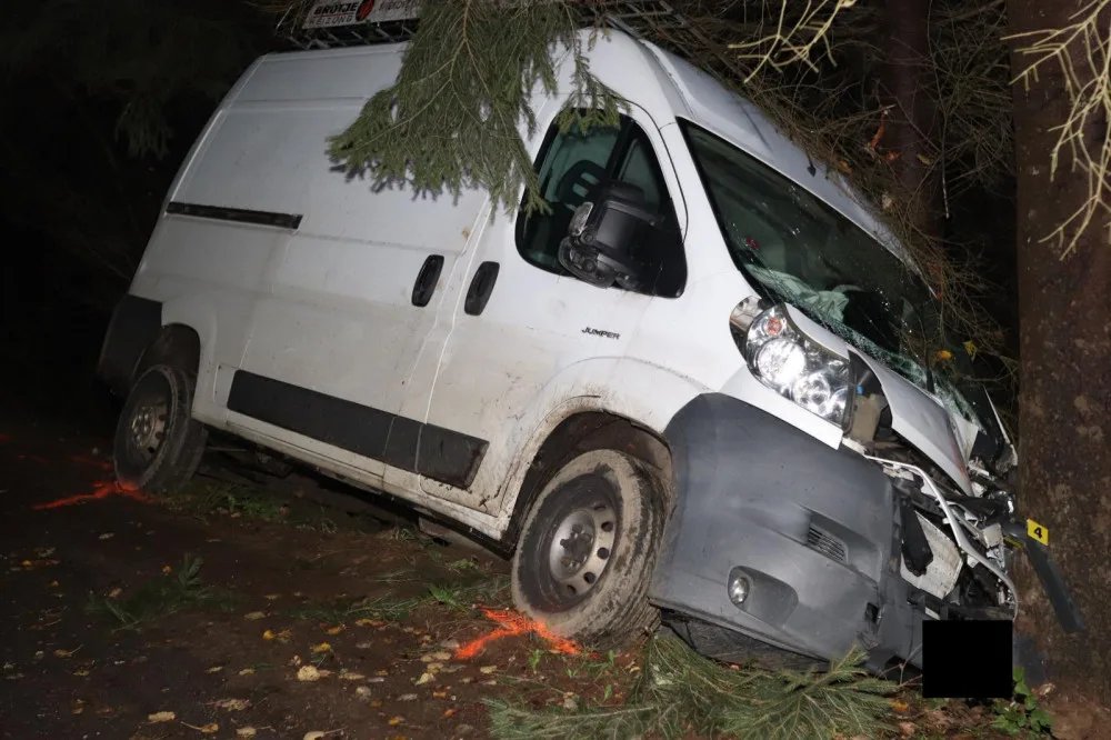Opilý řidič dodávky ujížděl před hlídkou a havaroval. Nadýchal přes dvě promile