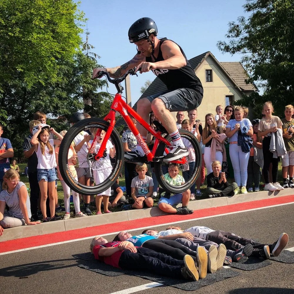 (NE)OBYČEJNÍ: Kluk z Hrádku, co se z přeskakování pařezu dostal mezi přední světové bikery