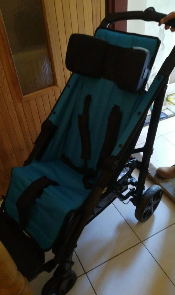 Zloděj okradl postiženého chlapce o speciální kočárek. Bez něj se neobejde