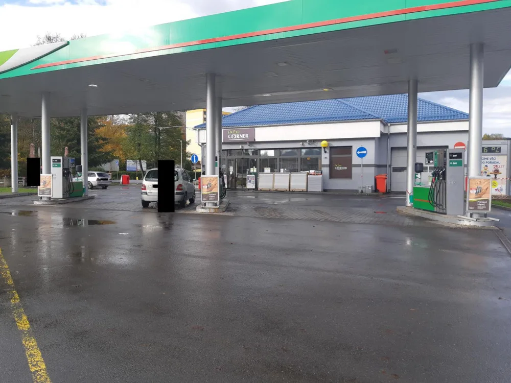 Muž v Jablonci hrozil zapálením auta, které polil benzinem