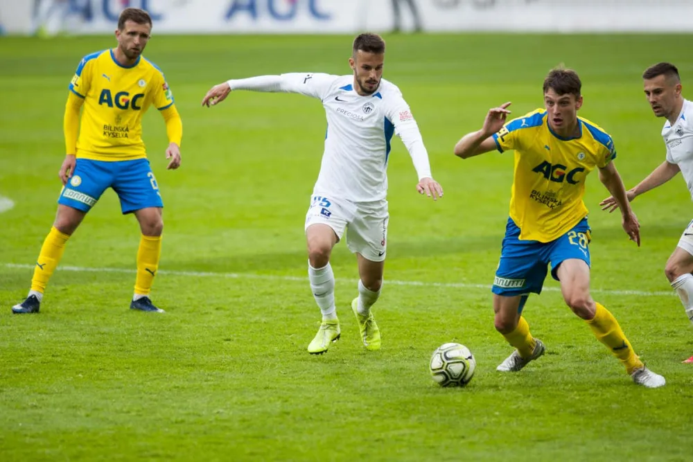 Oslabená sestava, penalta i červená pro Peška. Slovan přesto veze z Teplic tři body