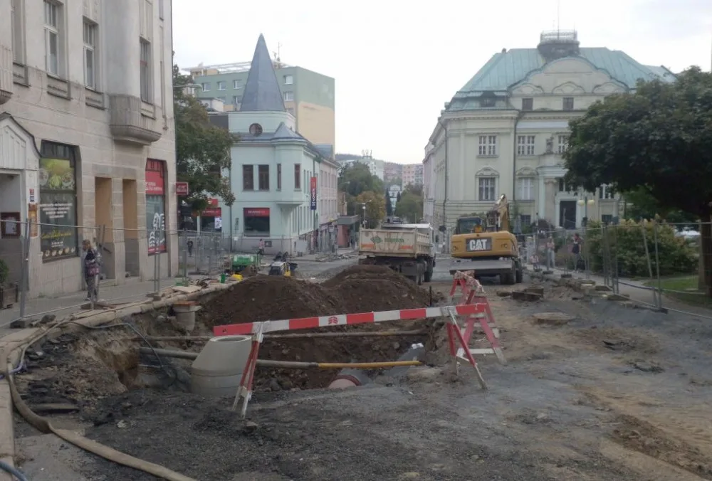 Rozkopané silnice v centru Jablonce budou přes zimu průjezdné. Na jaře dostanou finální povrch