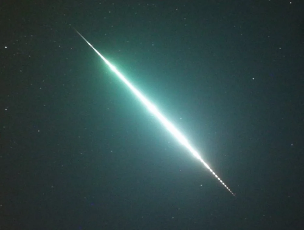 Nebe nad Jizerkami ozářil bolid. Zachytila ho kamera na škole ve Frýdlantu