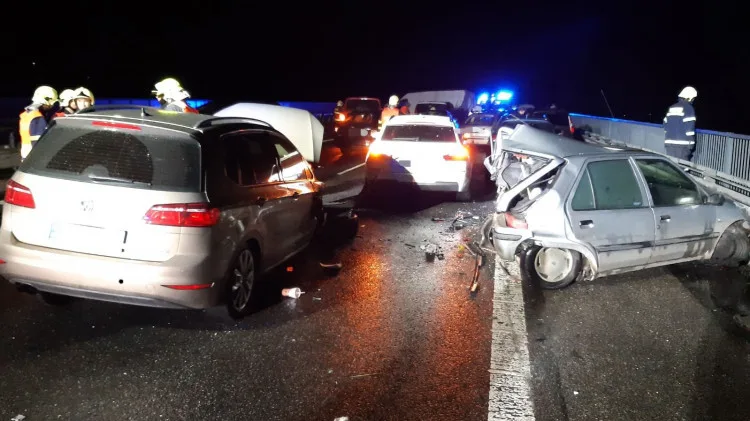 Hromadnou nehodu na D10 u Svijan způsobili dva mladíci. Pod mostem zapálili pneumatiky