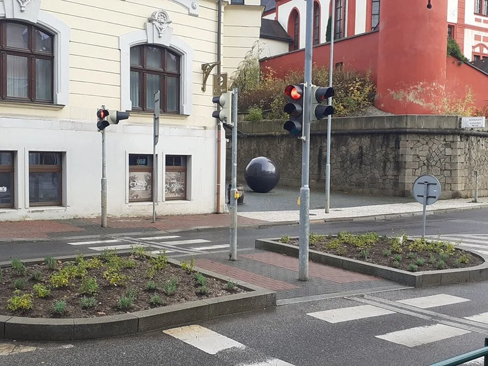 V Liberci stihli ještě před zimou vysadit nové trvalky na Husovce i v Palachově ulici